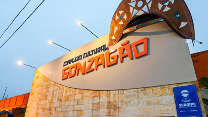 Fachada do Complexo Cultural Gonzagão no bairro Farolândia, em Aracaju.