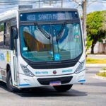 Ônibus do transporte coletivo urbano trafegando em Aracaju.