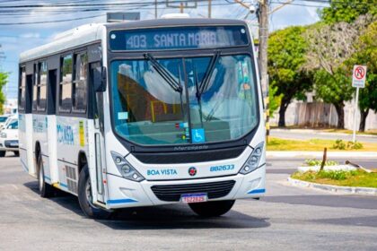 Ônibus do transporte coletivo urbano trafegando em Aracaju.