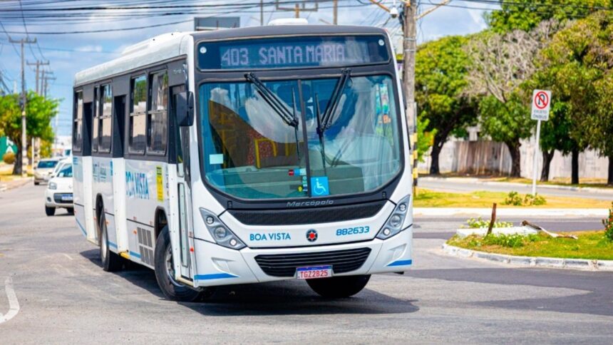 Ônibus do transporte coletivo urbano trafegando em Aracaju.