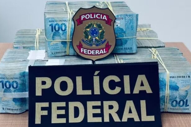 Viatura e agentes da Polícia Federal em atuação no interior de Sergipe.