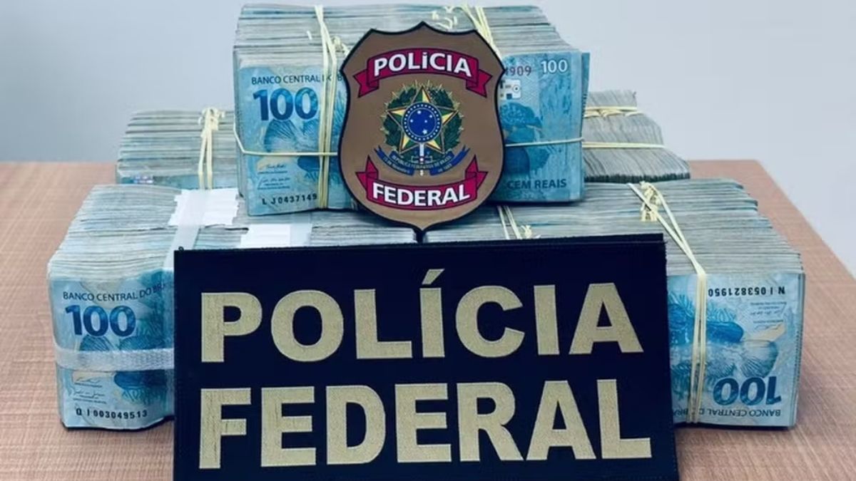 Viatura e agentes da Polícia Federal em atuação no interior de Sergipe.
