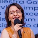 Prefeita de Aracaju Emília Corrêa sorrindo durante evento oficial.