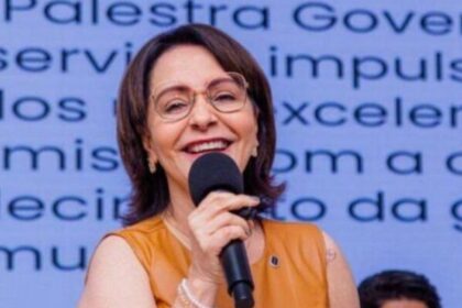 Prefeita de Aracaju Emília Corrêa sorrindo durante evento oficial.