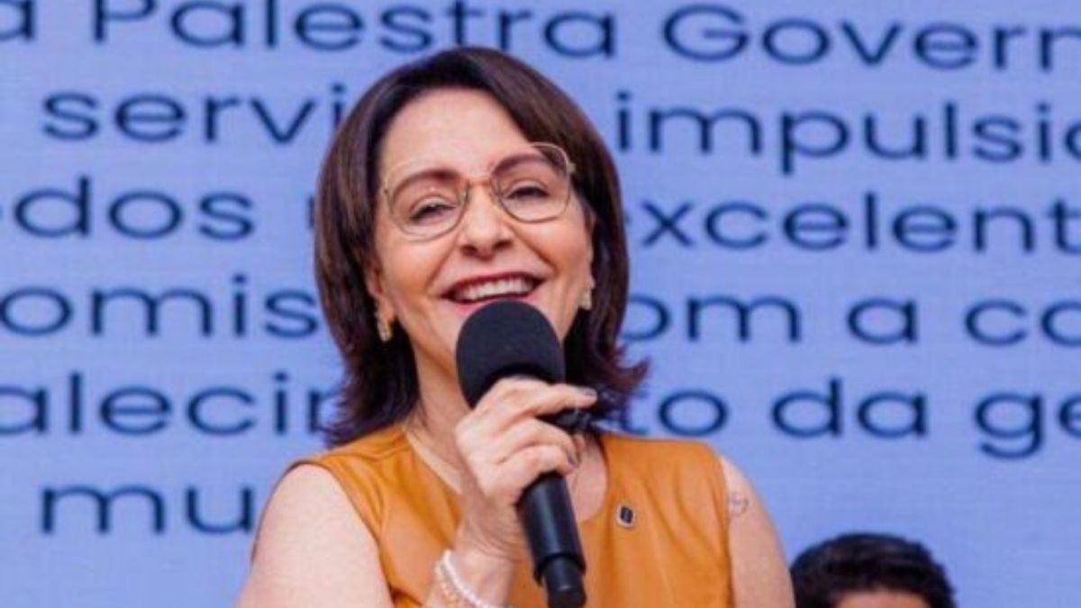 Prefeita de Aracaju Emília Corrêa sorrindo durante evento oficial.