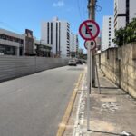 Sinalização de proibido estacionar na Avenida Sílvio Teixeira, bairro Grageru, em Aracaju.