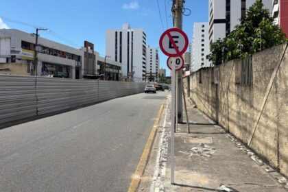 Sinalização de proibido estacionar na Avenida Sílvio Teixeira, bairro Grageru, em Aracaju.
