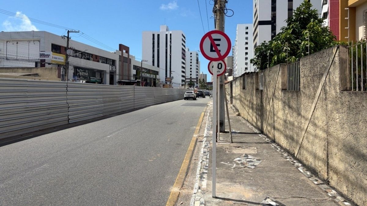 Sinalização de proibido estacionar na Avenida Sílvio Teixeira, bairro Grageru, em Aracaju.