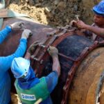 Equipes de manutenção da Companhia de Saneamento de Sergipe (Deso) realizando reparo em tubulação.