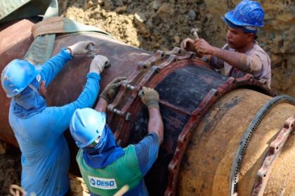 Equipes de manutenção da Companhia de Saneamento de Sergipe (Deso) realizando reparo em tubulação.