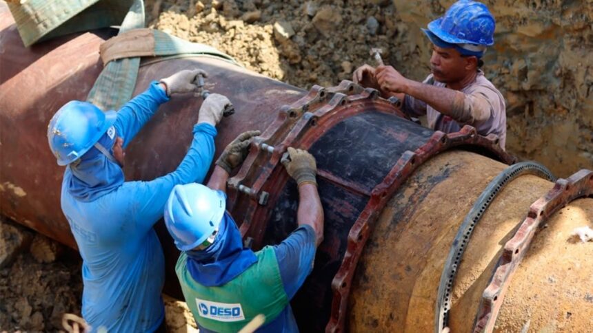 Equipes de manutenção da Companhia de Saneamento de Sergipe (Deso) realizando reparo em tubulação.