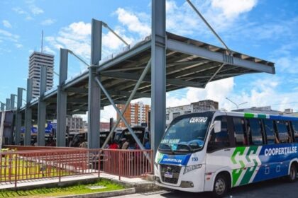 Ônibus do transporte intermunicipal estacionados no Terminal Rodoviário em Sergipe.