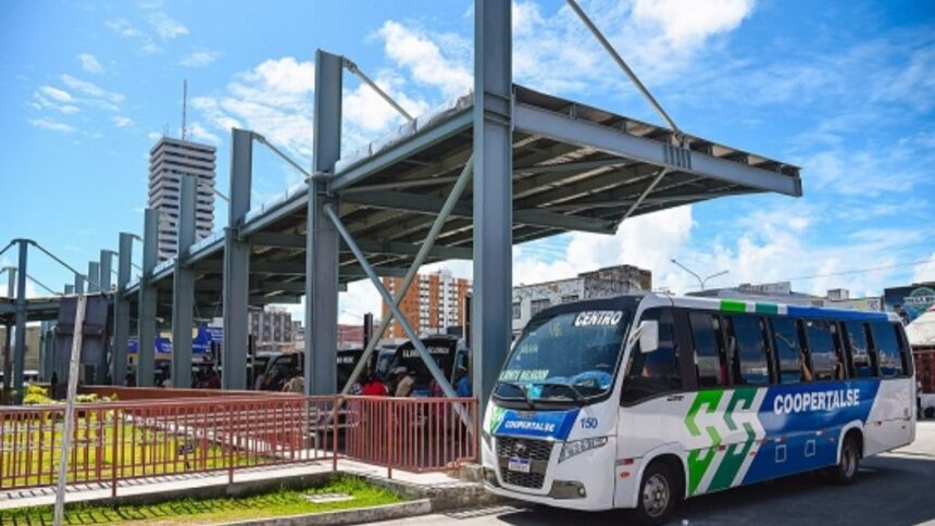 Ônibus do transporte intermunicipal estacionados no Terminal Rodoviário em Sergipe.