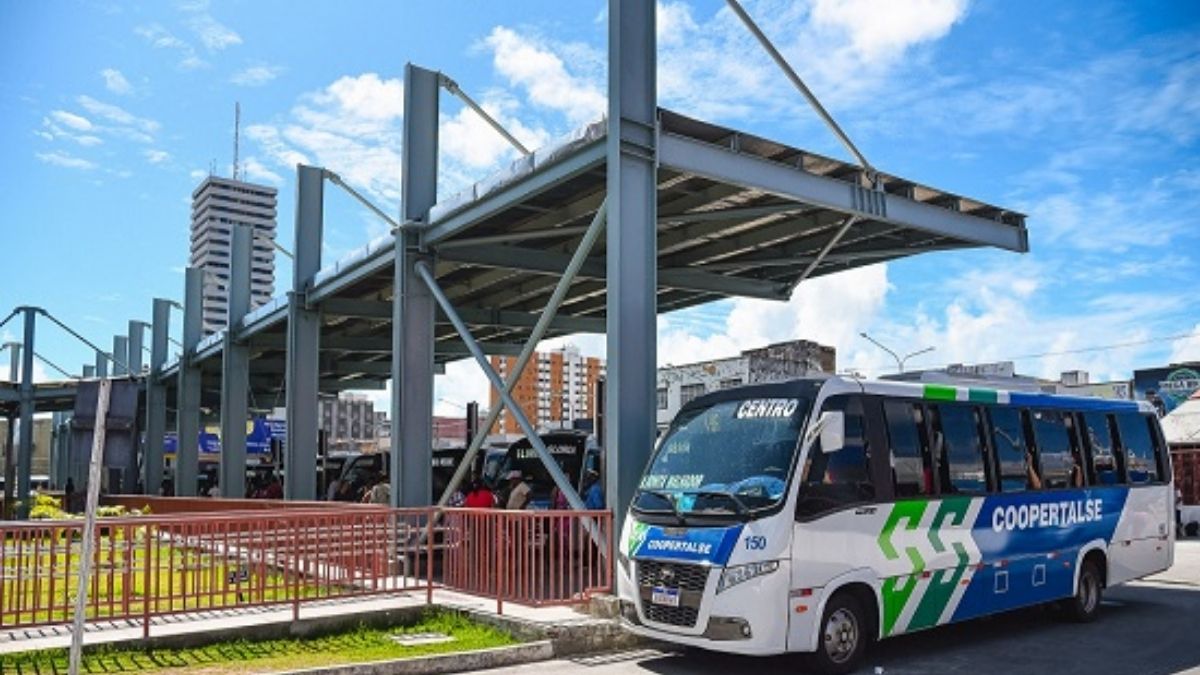 Ônibus do transporte intermunicipal estacionados no Terminal Rodoviário em Sergipe.