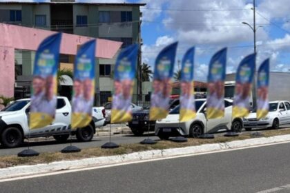 Equipes de fiscalização do TRE-SE recolhendo propaganda eleitoral em via pública.