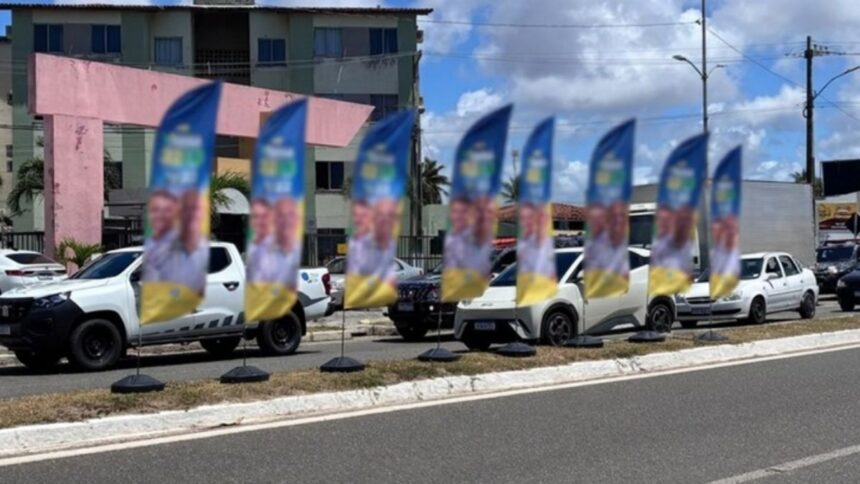 Equipes de fiscalização do TRE-SE recolhendo propaganda eleitoral em via pública.