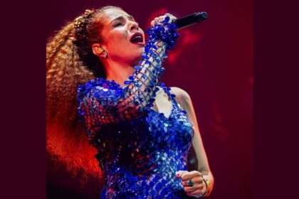 A cantora Vanessa da Mata em apresentação nos palcos com figurino de show.