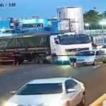 Viatura da SMTT de Aracaju organizando o trânsito em trecho urbano.