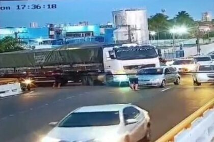 Viatura da SMTT de Aracaju organizando o trânsito em trecho urbano.