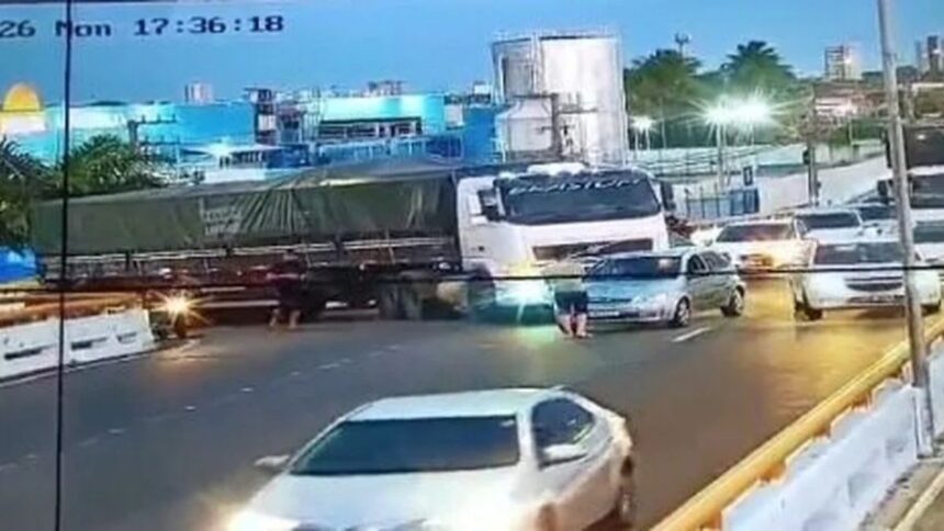 Viatura da SMTT de Aracaju organizando o trânsito em trecho urbano.