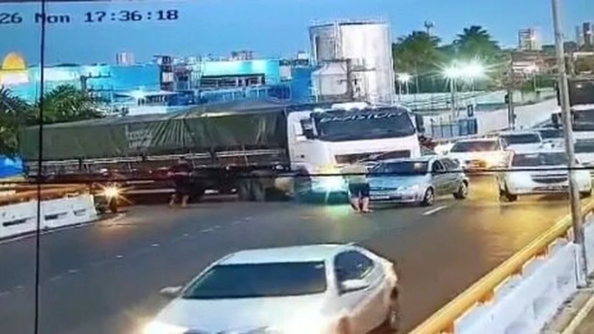 Viatura da SMTT de Aracaju organizando o trânsito em trecho urbano.