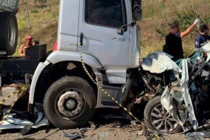 Equipes de resgate atuando na BR-235 em Frei Paulo após acidente com mortes.