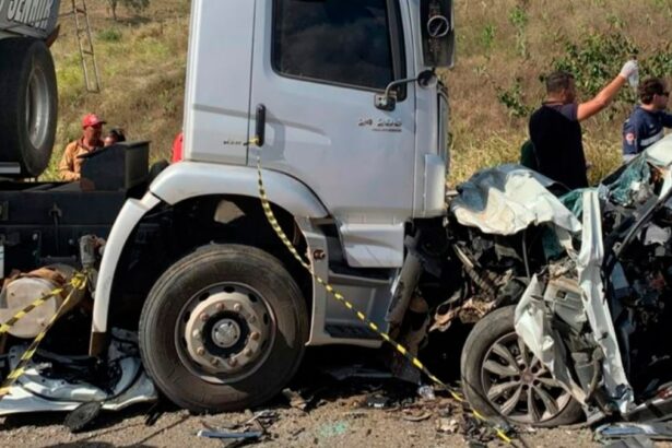 Equipes de resgate atuando na BR-235 em Frei Paulo após acidente com mortes.