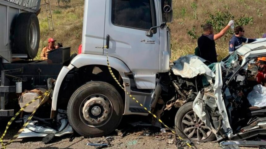 Equipes de resgate atuando na BR-235 em Frei Paulo após acidente com mortes.