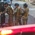 Viaturas do Bope e da Polícia Militar de Sergipe isolando rua no Bairro Getúlio Vargas.