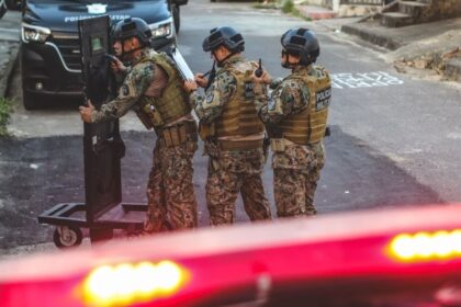 Viaturas do Bope e da Polícia Militar de Sergipe isolando rua no Bairro Getúlio Vargas.