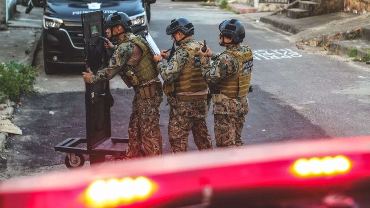 Viaturas do Bope e da Polícia Militar de Sergipe isolando rua no Bairro Getúlio Vargas.
