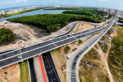 Trânsito fluindo na segunda alça do Complexo Viário Senadora Maria do Carmo Alves em Aracaju.