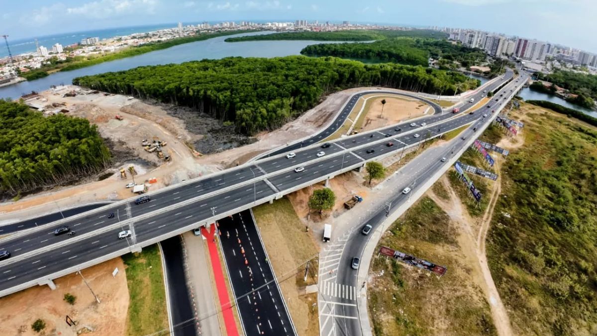 Trânsito fluindo na segunda alça do Complexo Viário Senadora Maria do Carmo Alves em Aracaju.
