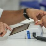 eleitor votando nas Eleições 2026.