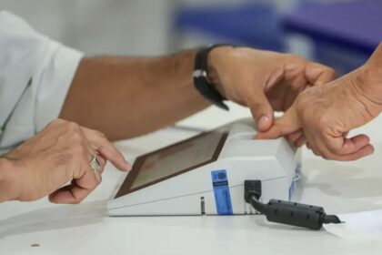 eleitor votando nas Eleições 2026.