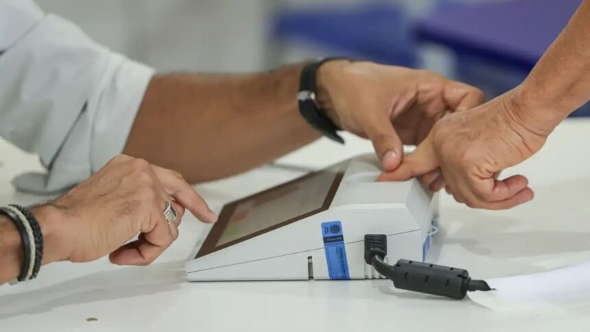 eleitor votando nas Eleições 2026.