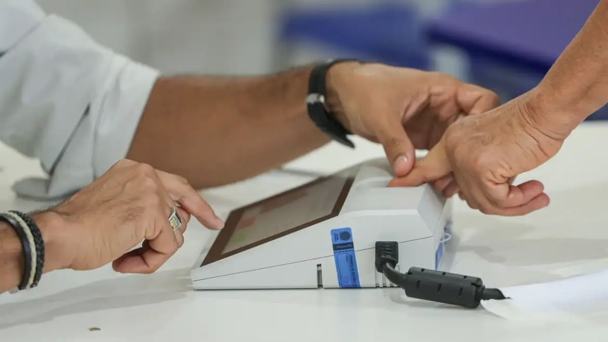 eleitor votando nas Eleições 2026.