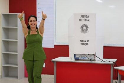 Prefeita Emília Corrêa votando na urna eletrônica no bairro 13 de Julho.