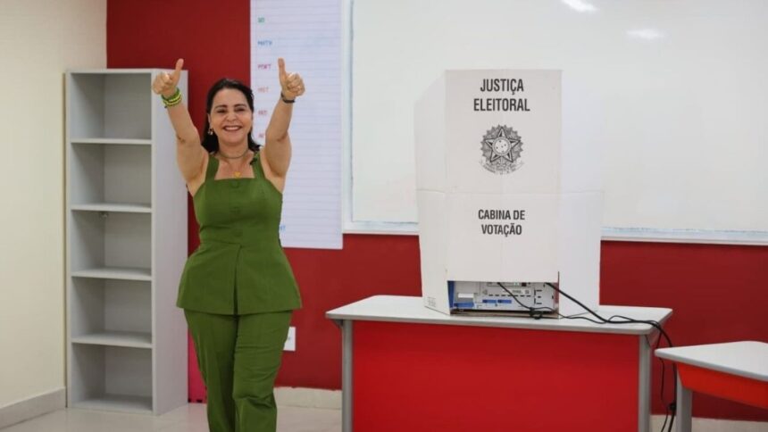 Prefeita Emília Corrêa votando na urna eletrônica no bairro 13 de Julho.