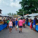 Bancas e movimentação de feirantes em uma feira livre em Aracaju.