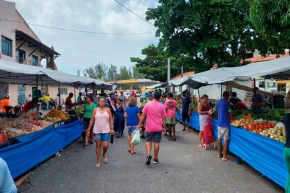 Bancas e movimentação de feirantes em uma feira livre em Aracaju.