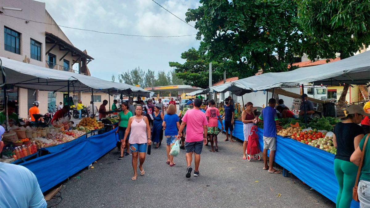 Bancas e movimentação de feirantes em uma feira livre em Aracaju.