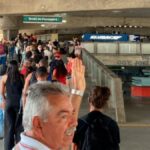 Filas de passageiros aguardando embarque no Terminal Rodoviário de Aracaju.