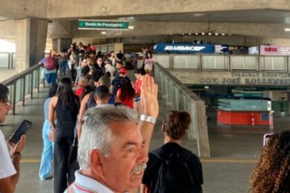 Filas de passageiros aguardando embarque no Terminal Rodoviário de Aracaju.