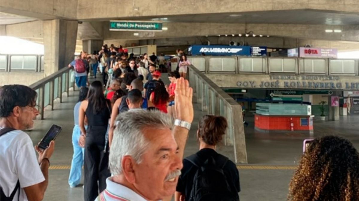 Filas de passageiros aguardando embarque no Terminal Rodoviário de Aracaju.