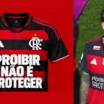 Jogadores do Flamengo em campo com a frase de protesto estampada no uniforme.