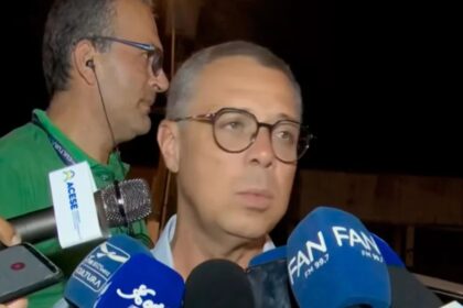 Governador Fábio Mitidieri em coletiva de imprensa sobre a situação hídrica de Sergipe.