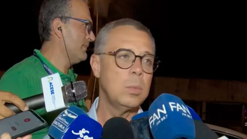 Governador Fábio Mitidieri em coletiva de imprensa sobre a situação hídrica de Sergipe.