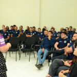 Profissionais de segurança pública e representantes da SerMulher em capacitação na FAMES.