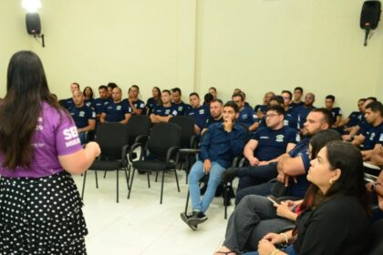 Profissionais de segurança pública e representantes da SerMulher em capacitação na FAMES.
